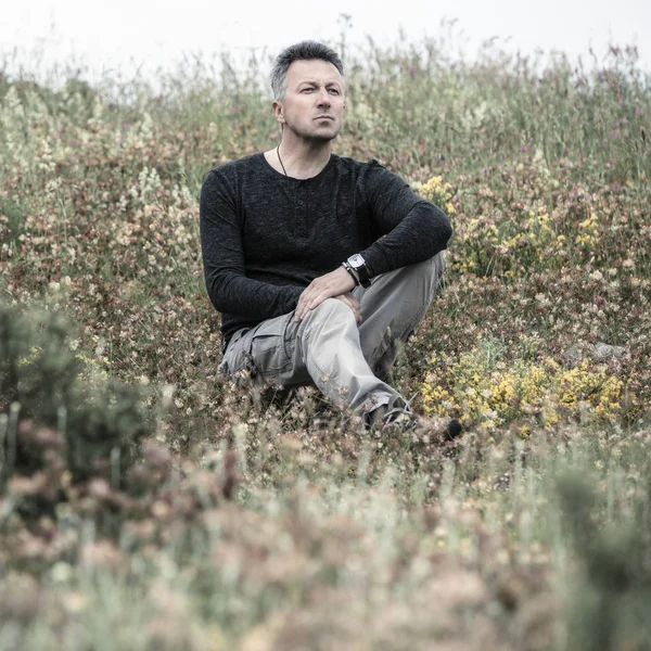 Hombre guapo en la naturaleza — Foto de Stock