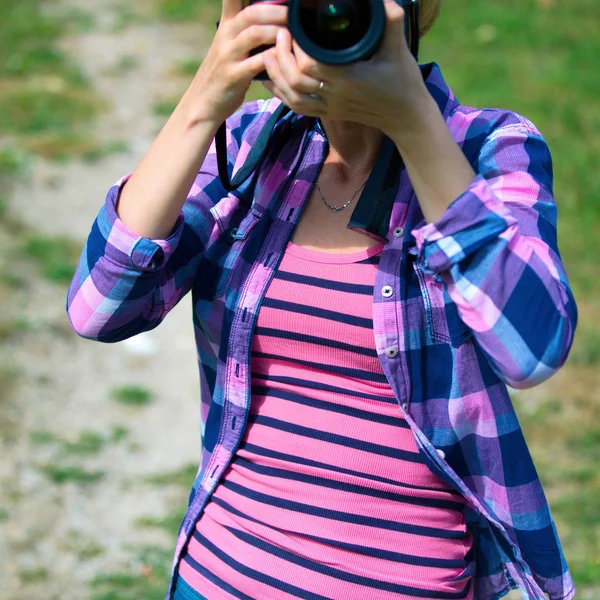 Mujer fotógrafa tomando fotos — Foto de Stock