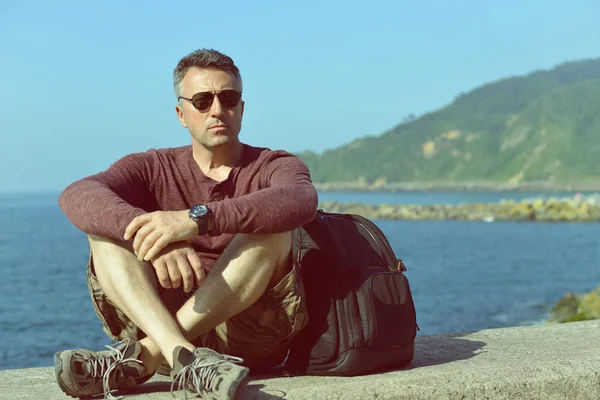 Hombre guapo en la orilla del mar — Foto de Stock