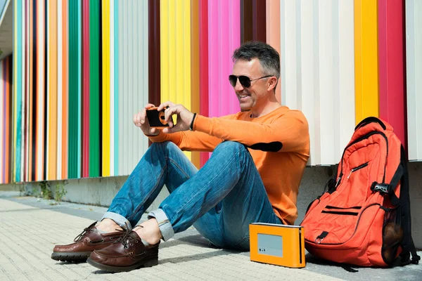 Akıllı telefon kullanan adam