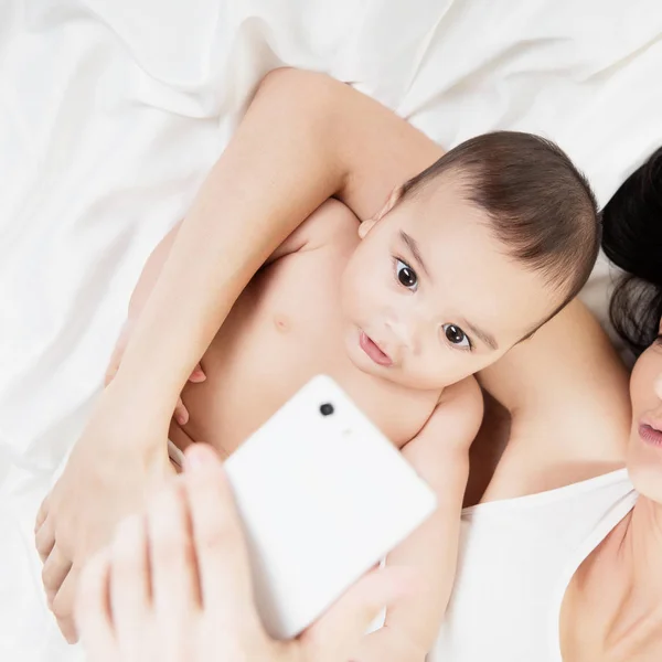 Moeder met baby nemen foto — Stockfoto