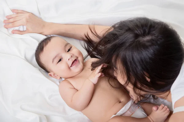 Joven madre con bebé — Foto de Stock