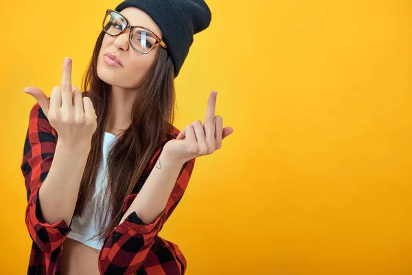 Mujer hipster en sombrero negro — Foto de Stock