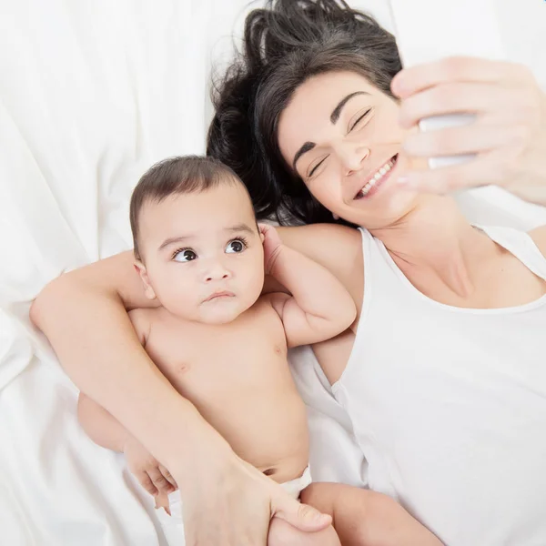 Madre con bebé tomar una foto —  Fotos de Stock