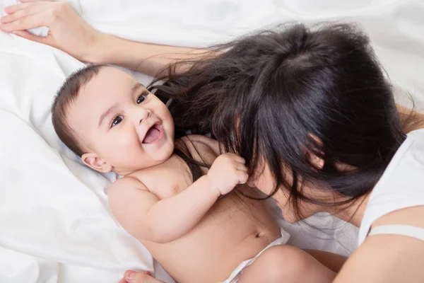 Madre jugando con el bebé — Foto de Stock