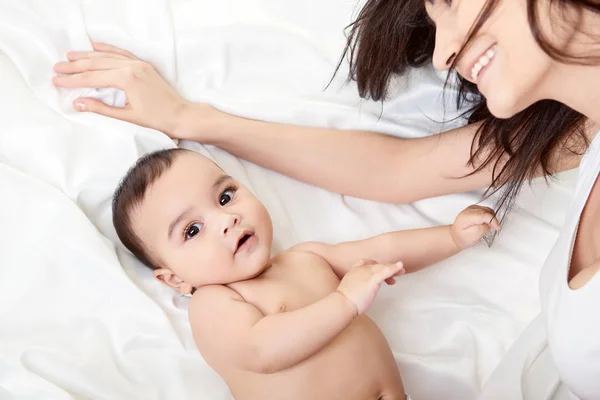 Madre jugando con el bebé — Foto de Stock