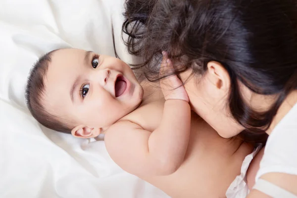 Madre jugando con el bebé —  Fotos de Stock