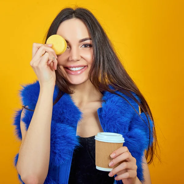 Mulher com Macaron e café — Fotografia de Stock