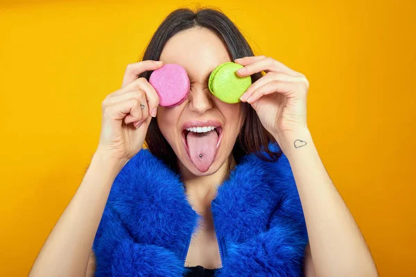 Mulher de moda com Macarons — Fotografia de Stock