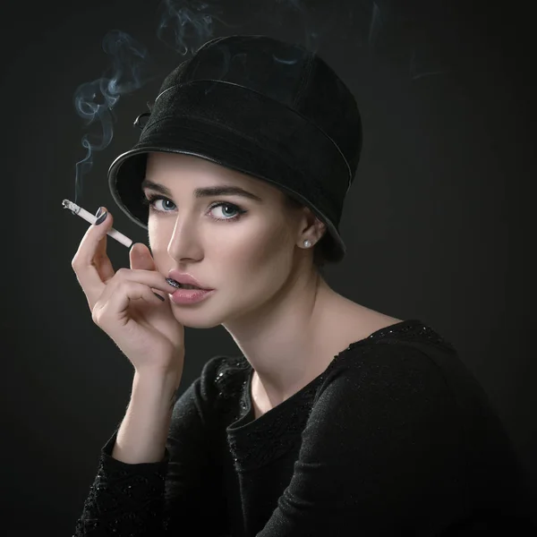 Fashion woman smoking cigarette — Stock Photo, Image