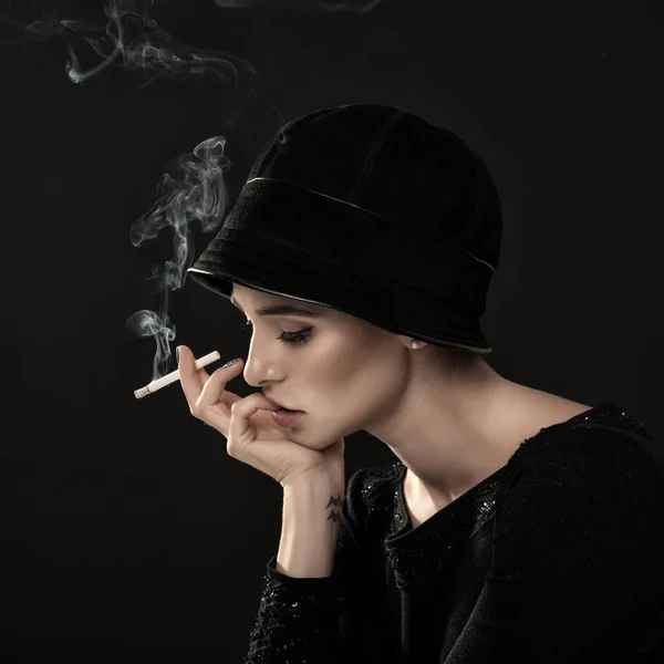 Fashion woman smoking cigarette — Stock Photo, Image