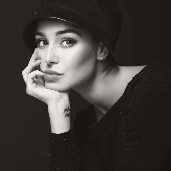 Mujer de moda en sombrero negro — Foto de Stock