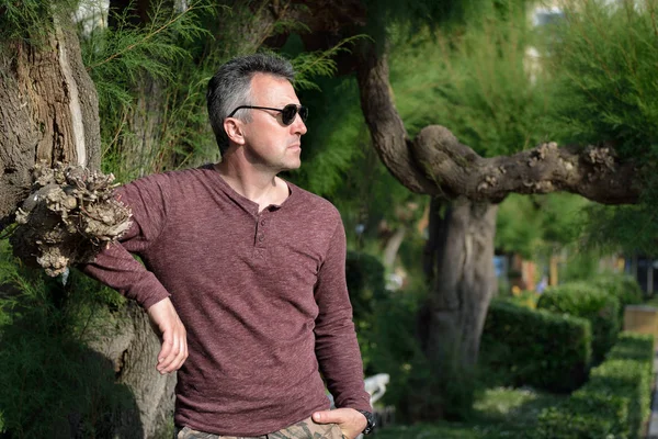 Hombre guapo en el parque — Foto de Stock