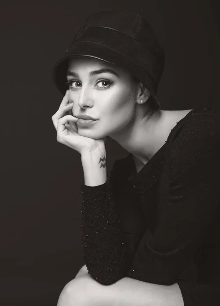 Mujer de moda en sombrero negro — Foto de Stock