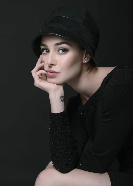 Модная женщина в черной шляпе — стоковое фото