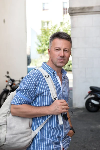 Foto de rua de homem bonito — Fotografia de Stock