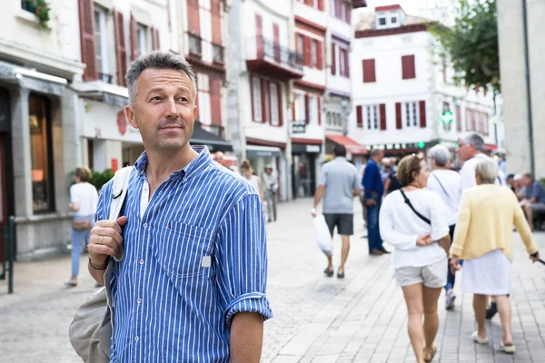 Man van middelbare leeftijd wandelende stad — Stockfoto