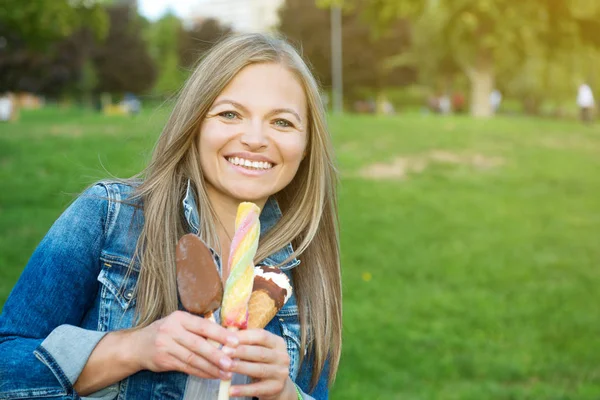 Vrouw met ijs — Stockfoto