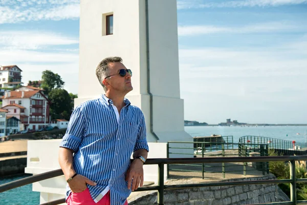 Knappe man in de buurt van de zee — Stockfoto