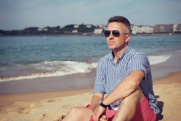 Knappe man in de buurt van de zee — Stockfoto