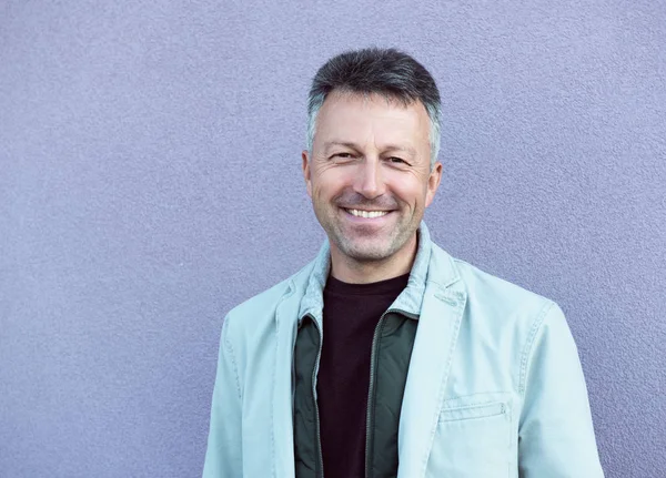 çekici bir adam portresi