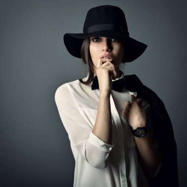 Elegance kadın siyah şapkalı