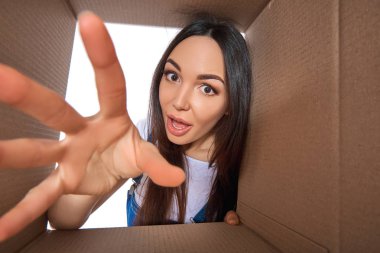 genç kız açılış posta paketi