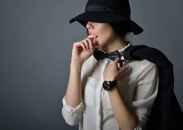 Mooie vrouw in zwarte hoed — Stockfoto