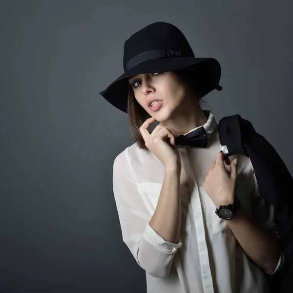 Элегантность женщины в черной шляпе — стоковое фото