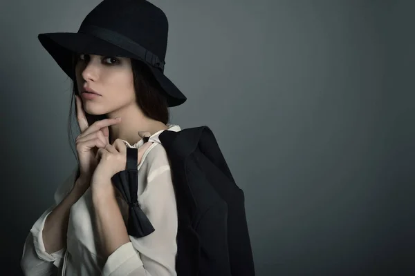 Елегантна жінка в чорному капелюсі — стокове фото