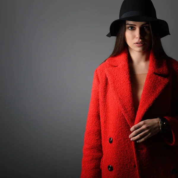 Young woman in red coat — Stock Photo, Image