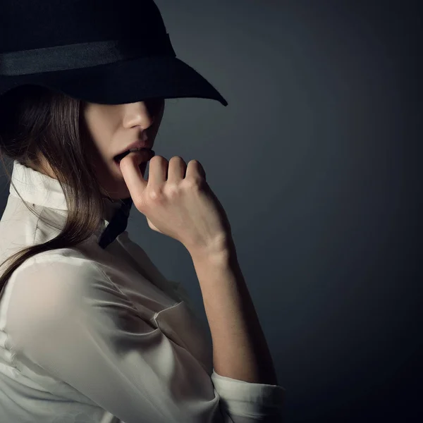 Giovane donna in cappello nero — Foto Stock