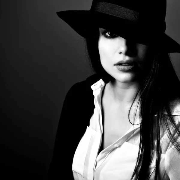 Jeune femme en chapeau noir — Photo