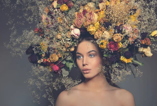 Frau mit getrockneten Blumen — Stockfoto