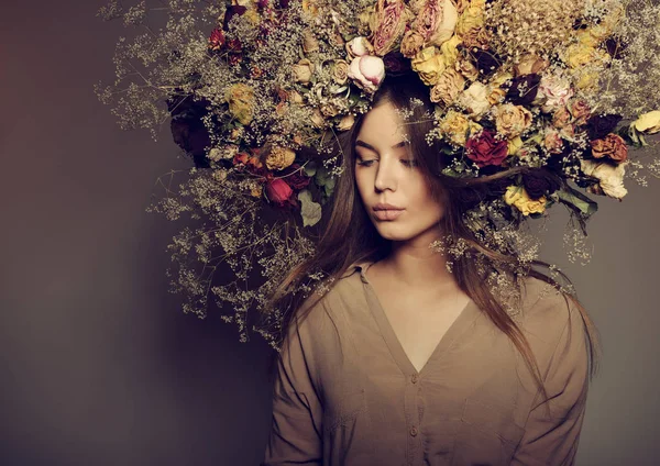 Femme de mode avec couronne — Photo