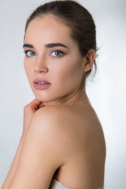 Avuç içi ile yüzünü dokunaklı güzel ve genç birbayan. Güzellik kadın