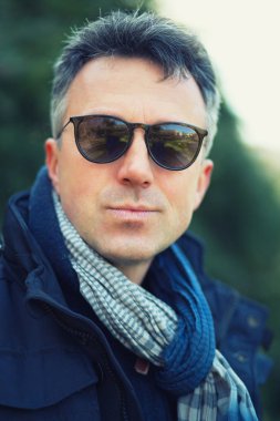 Yakışıklı adam. Açık kış erkek portre. Çekici emin