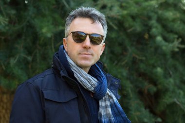 Yakışıklı adam. Açık kış erkek portre. Çekici emin