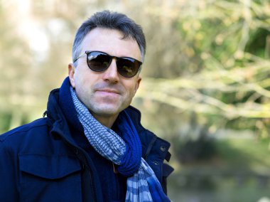 Yakışıklı adam. Açık kış erkek portre. Çekici emin