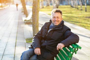 Mutlu gülümseyen yakışıklı. Açık kış Avrupa erkek portrai