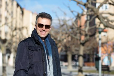 Mutlu gülümseyen yakışıklı. Açık kış erkek portre. Attrac