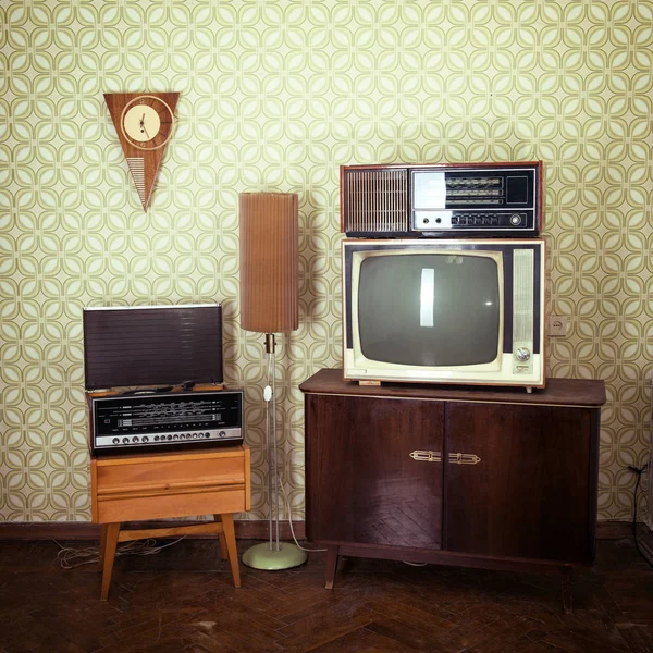 Habitación Vintage con fondo de pantalla, tv, sillón a la antigua, retro p —  Fotos de Stock