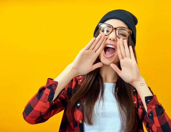 Hipster chica gritando como en megáfono cogido de la mano cerca de ella —  Fotos de Stock