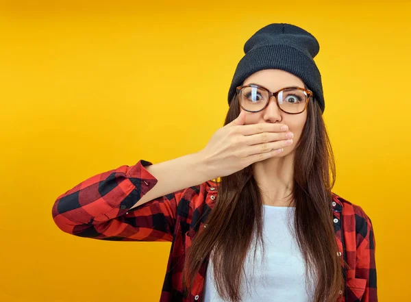 Excitado surpreso jovem mulher cobre as mãos abertas boca sobre yello — Fotografia de Stock