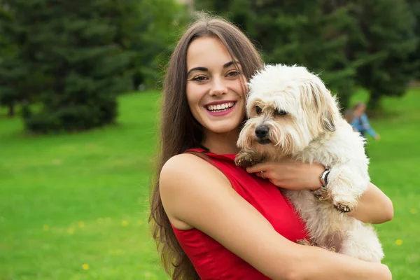 Kızla köpek yavrusu. Çekici mutlu gülümseyen genç kadını portresi — Stok fotoğraf