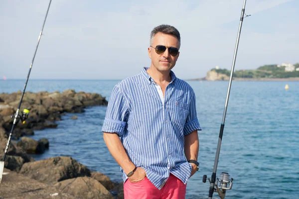 Un hombre guapo. Retrato masculino al aire libre. Hombre de mediana edad descansando en — Foto de Stock