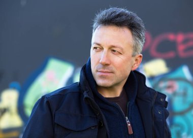 Mutlu gülümseyen yakışıklı. Açık kış erkek portre. Attrac