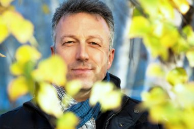 Mutlu gülümseyen yakışıklı. Açık sonbahar erkek portre. Attrac