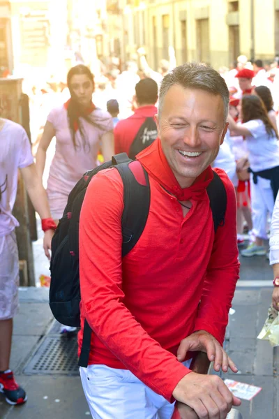 Mensen vieren San Fermin festival in traditionele witte abd re — Stockfoto