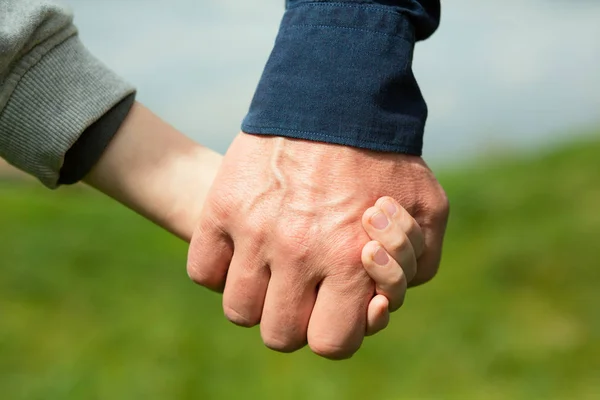 Mani. Le mani di suo padre e di suo figlio. Papà leader figlio durante l'estate n — Foto Stock